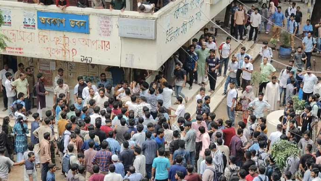 ধাওয়া-পাল্টা ধাওয়ায় উত্তেজনা ঢাকা কলেজে, আহত কয়েকজন